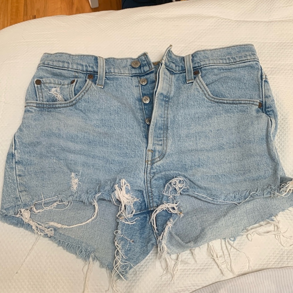 Levi’s shorts raw hem high waisted, size 4/6 99%cotton light wash denim.